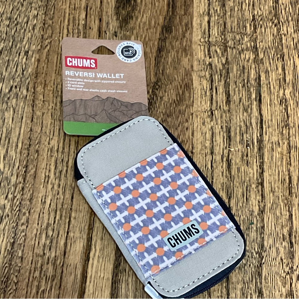 NWT CHUMS Reversible Wallet/ Card Holder, zip closure, multicolored